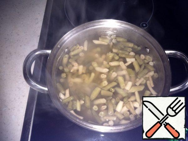Cut the beans into 1-1. 5 cm pieces.
Boil in salted water for 15 minutes.
Boil the eggs.