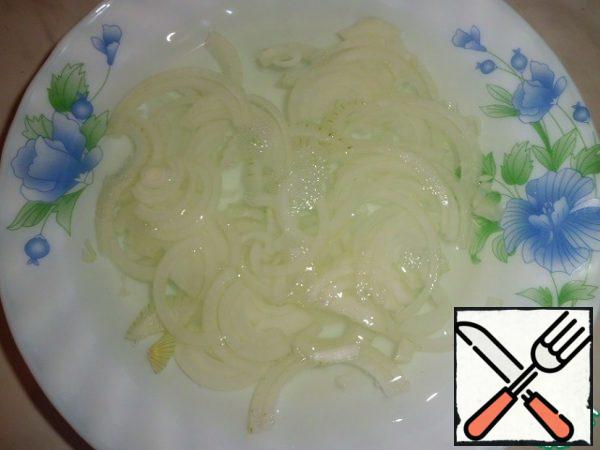 Potatoes are boiled in the uniform. Cut the onion into half rings and pour boiling water for a few minutes. Clean and boil the squid until ready (in any way convenient for you).