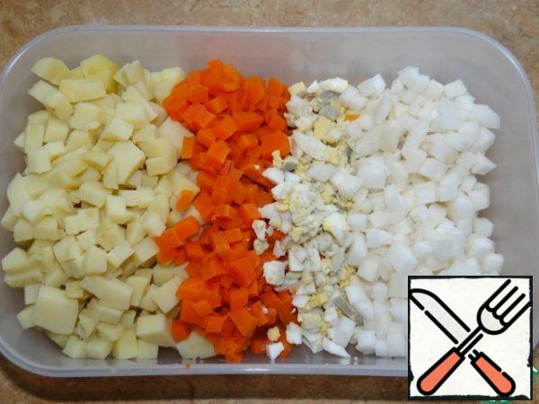 In boiling water, add salt, spices (favorite), shrimp-boil for 2-3 minutes, throw in a colander, cool;
Cut potatoes, carrots and eggs into cubes;

