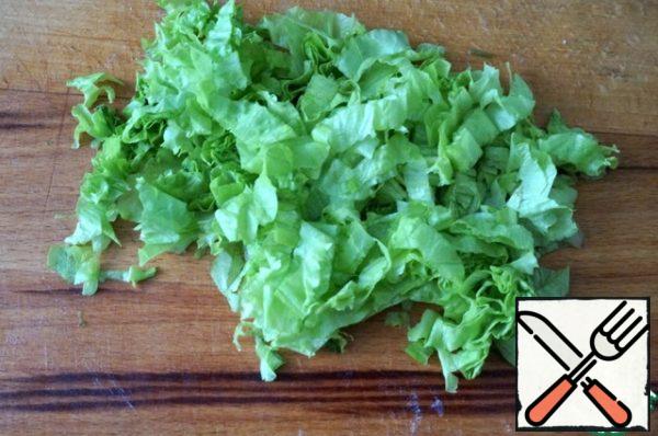 Cut the salad leaves or tear them with your hands, not too large. Add to the salad and mix.