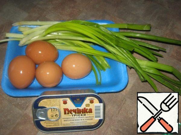 Boil the eggs hard-boiled, wash the onion and let the water drain.