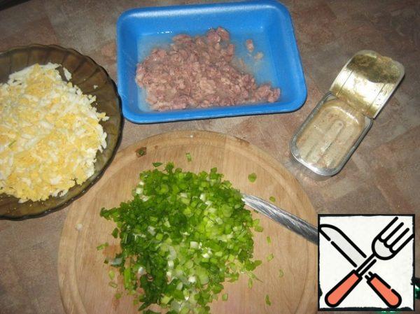 Grate the eggs on a large grater, cut the onion finely.
Cod liver peremenam with a fork.