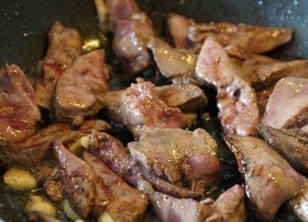 Fry in a frying pan with olive oil for 5-7 minutes (until cooked, but do not over-dry the cookies), at the end of cooking, put a finely chopped garlic clove.
