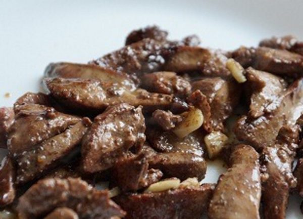 The finished liver is spread on a dish and kept warm.
