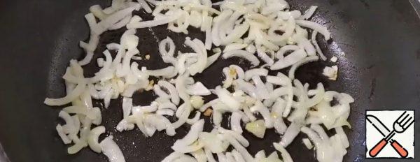 Cut the onion into half rings and fry it first.
