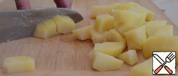 Cut a large cube of boiled potatoes.