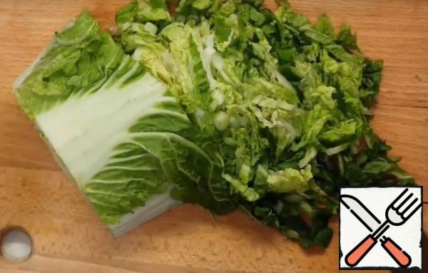 Cut the Chinese cabbage into slices.