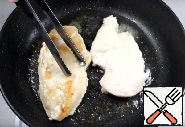 1. Boil the eggs and cool.
2. cut the breast into 2 parts, add salt to taste and fry in sunflower oil in a frying pan on both sides.