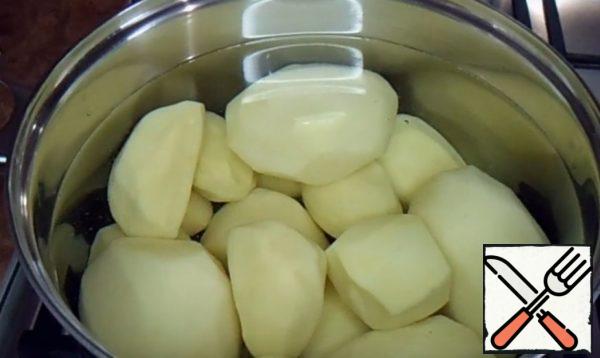 1)Peel the potatoes from the skin.
2) Cook the potatoes after boiling for 6 minutes.