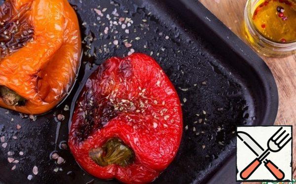 The cooking time is indicated taking into account the baking time of the peppers. Peppers can be baked in advance, which significantly reduces the cooking time.
1. Wash the peppers and dry them with a paper towel. Grease the mold with oil, put the peppers, sprinkle with Provencal herbs and bake at 180 degrees for about 40 minutes until burnt. 20 minutes after the start of baking, turn the peppers over so that they bake evenly.