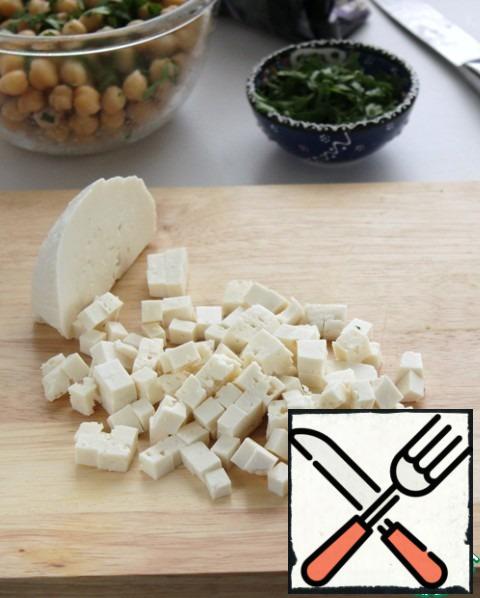 Cut the cheese into small cubes. If you have sheep's cheese on hand, you are very lucky, cook with cheese.