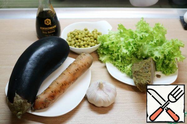 We will prepare our ingredients. Pre-boil the meat and carrots.