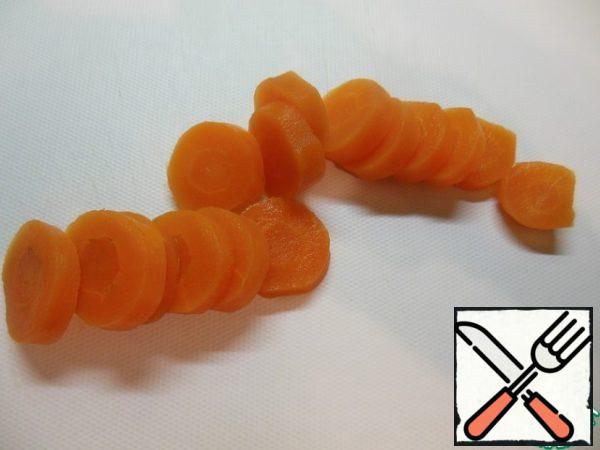 Peel the carrots and cut them into circles.
