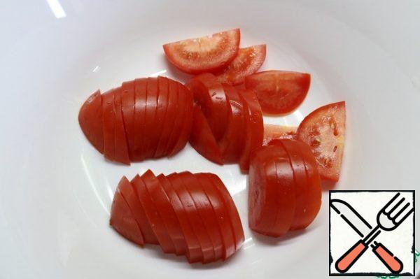 Cut the tomatoes into half rings.