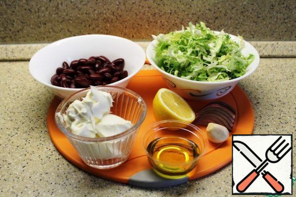 Products for salad preparation. Pre-drain the liquid from the beans and rinse with cold water.