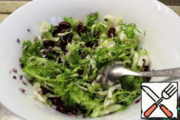 In a bowl, mix the beans, lettuce, onion and chopped garlic.