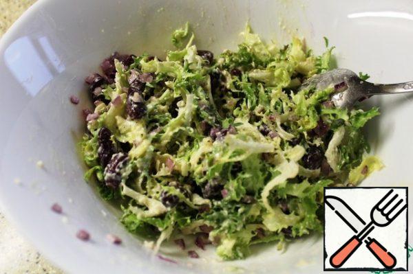 Fill the salad, let it soak for a couple of minutes and serve. When serving, you can spread out portions and decorate with a bow of cheese, squeezing it on top of the salad.