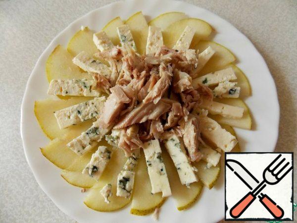 Cut the pear into thin slices, cheese bars, chicken straws. Put everything on a plate as you like. Pour over the sauce and serve immediately.