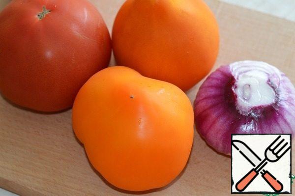 Wash the tomatoes and peel the onions.