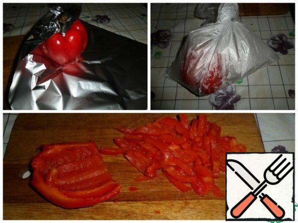 Wrap the bell peppers in foil and bake in the oven at 200 degrees for 20-30 minutes. Then put it in a plastic bag. Cool. Peel and remove the seeds. Cut into strips.