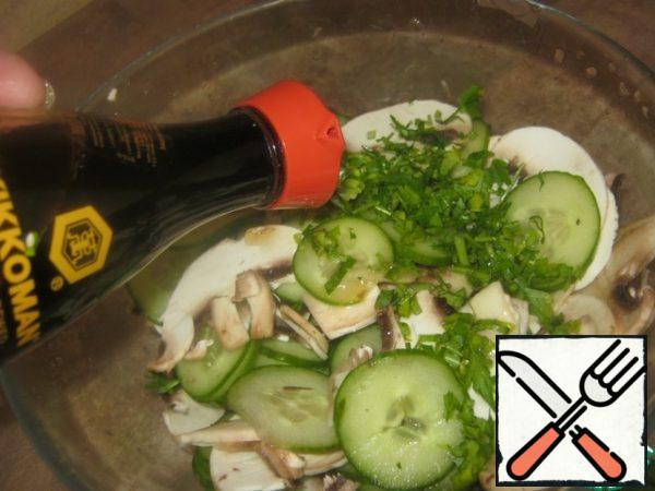 Mix, add the chopped parsley (or dill-if You like it more), it seemed to me a little soy sauce and I added about 1st. l. soy sauce.