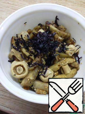 Cool the eggplant, put it in a salad bowl, add the mushrooms and finely chopped Basil.
