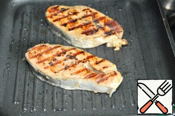 These steaks are ideal to fry on the grill. But in the absence of fry in a pan-grill. Heat the pan very hot, brush it with soy oil. Lightly dip the steaks in a paper towel.
Put the steaks at an angle to the strips of the pan, turn down the heat. Fry on one side for 2 minutes, turn over, fry for 2 minutes on the other side. Turn it over again and fry for another 3 minutes.
