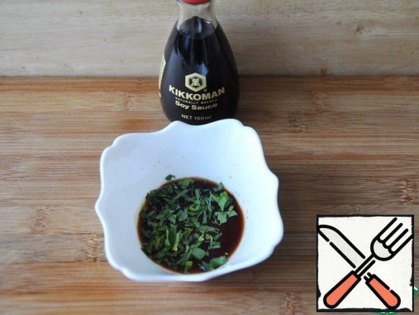 Prepare a salad dressing from soy sauce (2 tablespoons), sweet chili sauce, lemon juice, soy oil and finely chopped coriander. You can make more sauce and use some of it as a dip, dip the salmon.