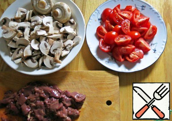 We will prepare for the first stage of salad preparation. Wash the liver and cut it into small pieces. Cut the mushrooms arbitrarily. Cut the cherry in half if it is small. If medium - 4 slices.