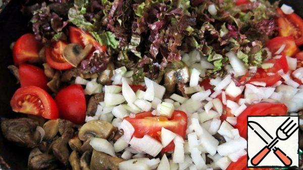 Add finely chopped onion and lettuce leaves.