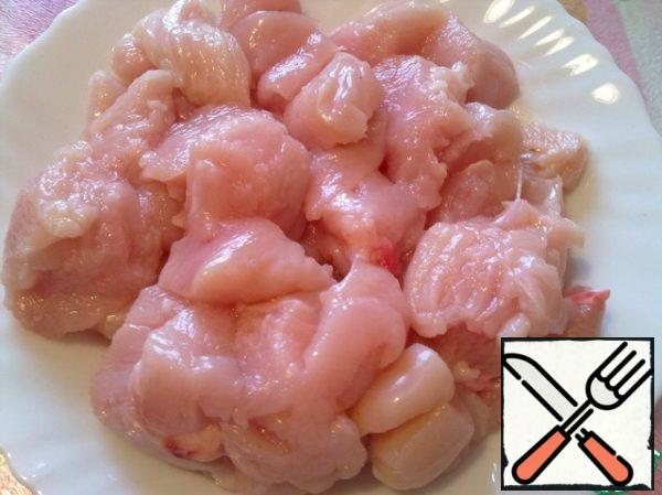 Wash the chicken breast fillet, dry it, cut into cubes.