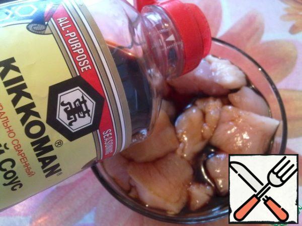 Mix the chopped chicken meat with three tablespoons of soy sauce.