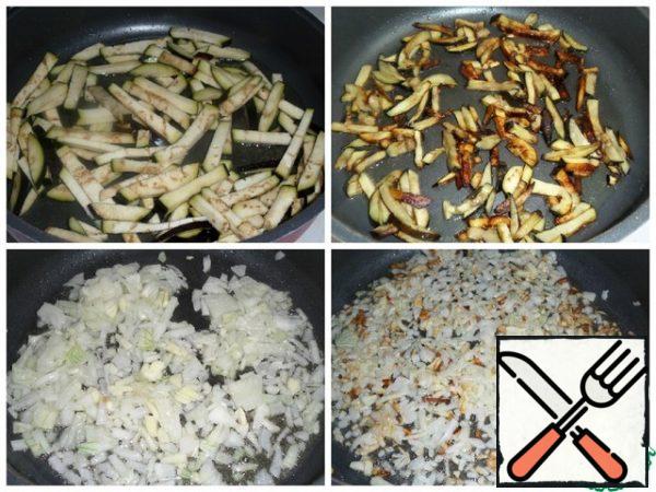 Pour 2 tablespoons of olive oil into a frying pan and fry the eggplants. Spread on a towel, removing excess oil. In the remaining (2 tbsp.) oil, fry the onion and garlic.