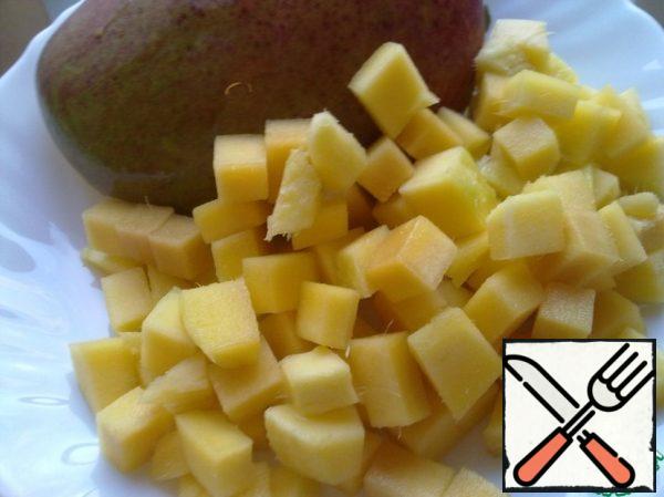 Peel the mango and separate the pulp from the bone in slices, cut into cubes.