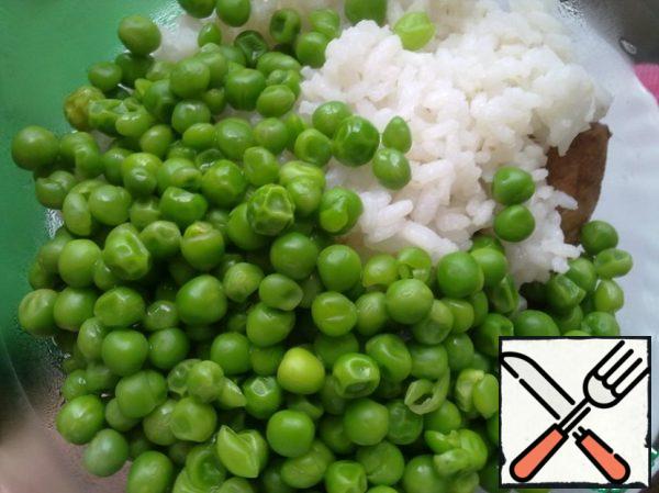 Boil the rice according to the instructions on the package. Boil the peas in boiling water.