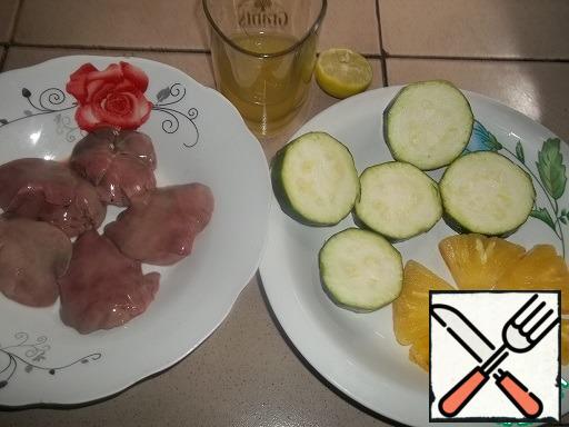 We will need 5 halves of chicken liver, and a corresponding amount of not very thinly sliced zucchini circles and a pineapple ring cut into 5 slices. From the second pineapple ring, squeeze the juice, we need 5 tbsp. l., and 1st. l. lime juice.