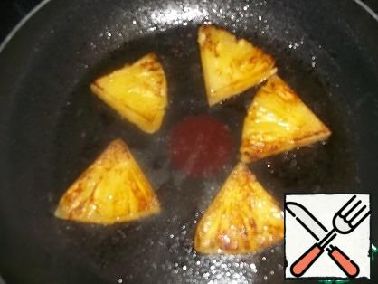 In the same pan, fry the pineapple pieces. Remove from the pan. While the pineapple pieces were being fried, remove the chicken liver from the marinade, season with salt and pepper to taste.
