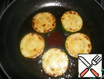 In a non-stick frying pan, heat 1 tbsp. Rast. butter and fry the zucchini slices, seasoned with salt and pepper, on a lower-than-average heat, on both sides until Golden. Remove from the pan.