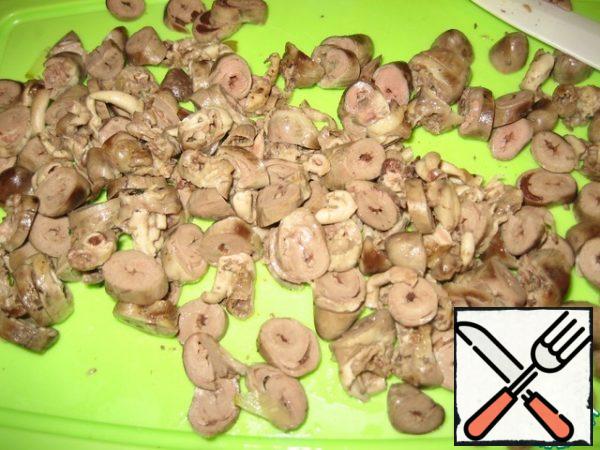 Boil chicken hearts in salted water for about 25 minutes, cool and cut into slices.