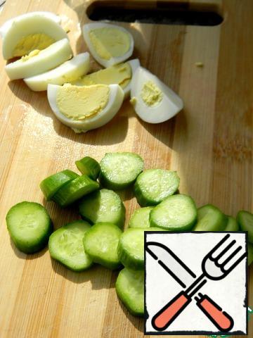 Slice the cucumber and egg.