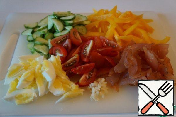 Hard-boil 2 eggs. Chop the vegetables, carpaccio, eggs and tear the lettuce leaves with your hands. Finely chop a clove of garlic.