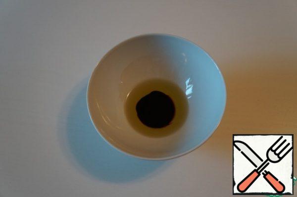 Mix olive oil, balsamic sauce and wine vinegar.