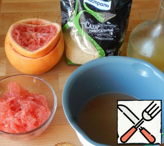 Let's start with the grapefruit. From 1/3 squeeze the juice into a saucepan. From the rest, we take in the pulp, and the resulting juice is drained into a saucepan. Add sugar and liquor to the juice, put on a small fire and boil 2 times. Let it cool.