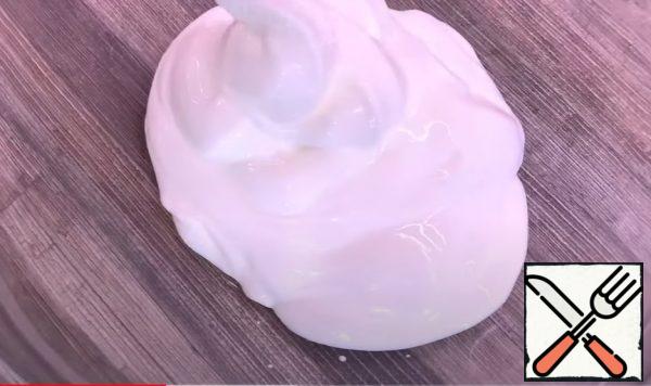 Whisk the sour cream with sugar.