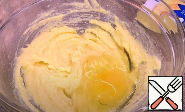 Add the egg and whisk with a whisk or mixer.