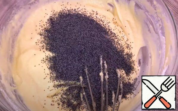 Let cool in the microwave for 3 minutes, and you can take it out. Then transfer the pie to a plate until it cools completely.
(this should be done with each cake, if there are several) if desired, you can add a poppy to one of the cakes, as I did.