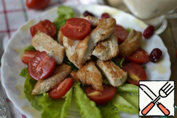 Arrange the salad, tomato halves and turkey on plates.