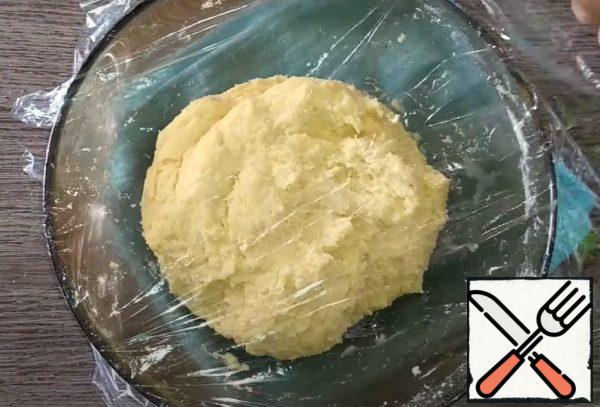 Cover the dough with cling film and put it in the refrigerator for 1-2 hours or in the freezer for 30-40 minutes.