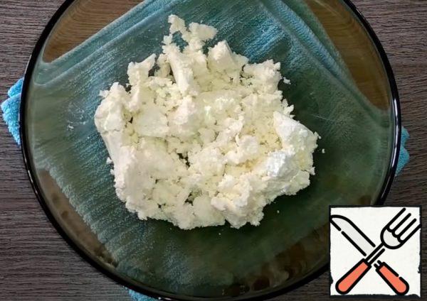 Put the cottage cheese in a deep bowl.