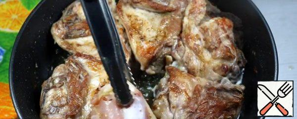 Fry in sunflower oil on both sides until golden brown. We transfer the fried chicken thighs from the pan to the dish.